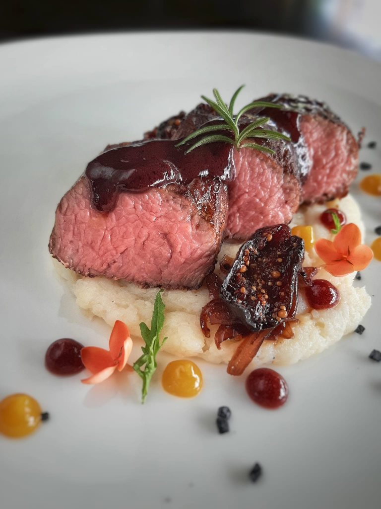 お洒落な空間で贅沢な本格料理とワインを Acqua Wine Bar and Restaurant