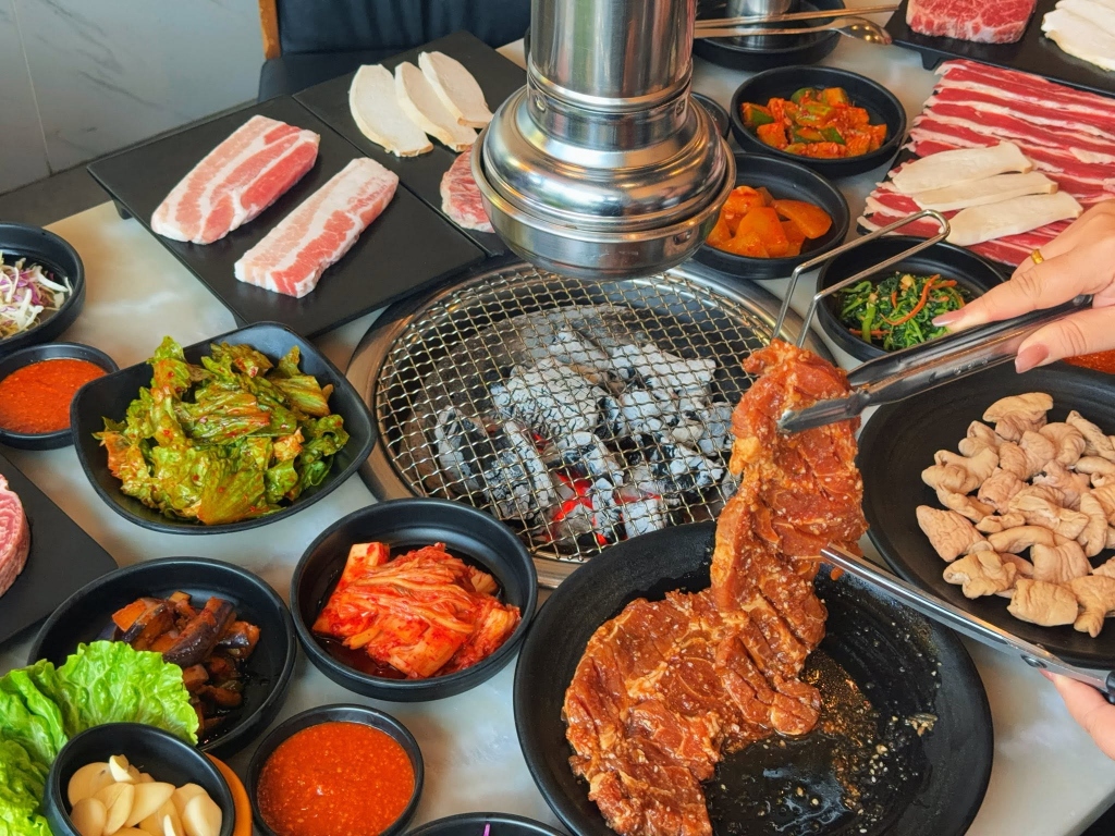 ジューシーな炭火焼き肉と本格韓国家庭料理を楽しむ HanCOOK Korean BBQ