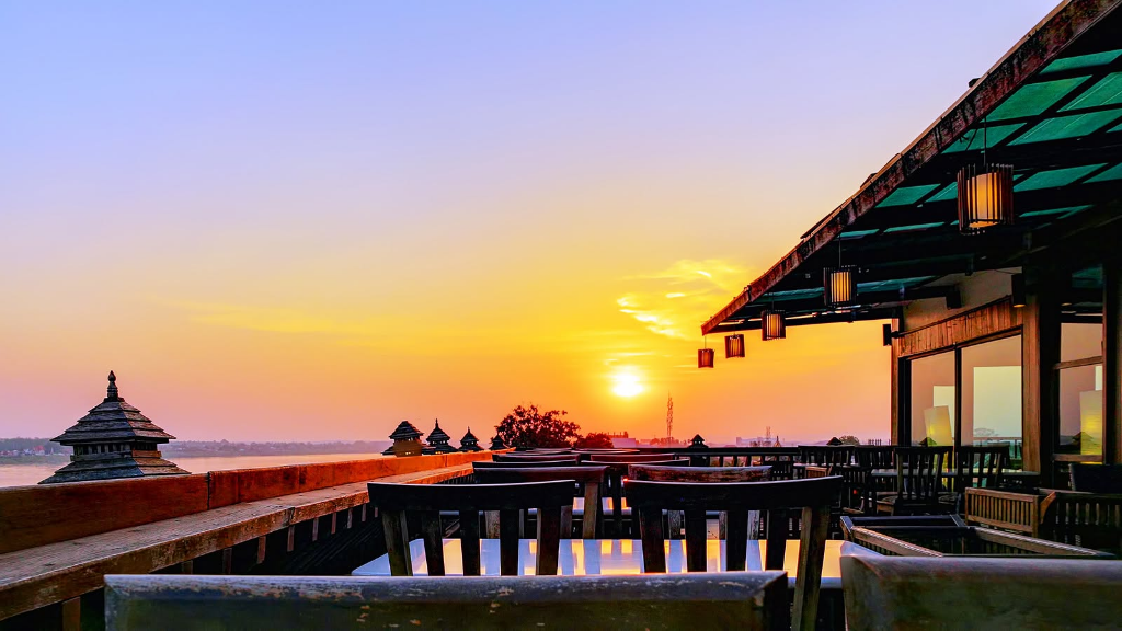 メコン川を一望するホテルのルーフトップで夕日を見ながらラオス料理とビールを楽しむ マジェスティック・ビュー・レストラン
